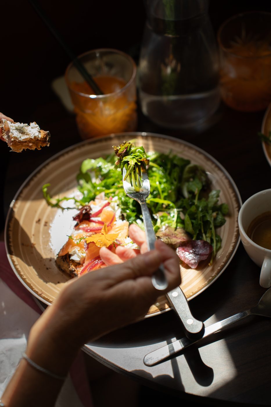 Dégustation d'une salade et d'une tartine au Concept Café Chartres