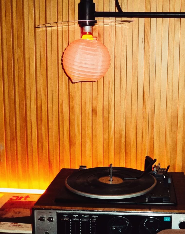 Platine vinyle et ambiance du samedi au Concept Café Chartres