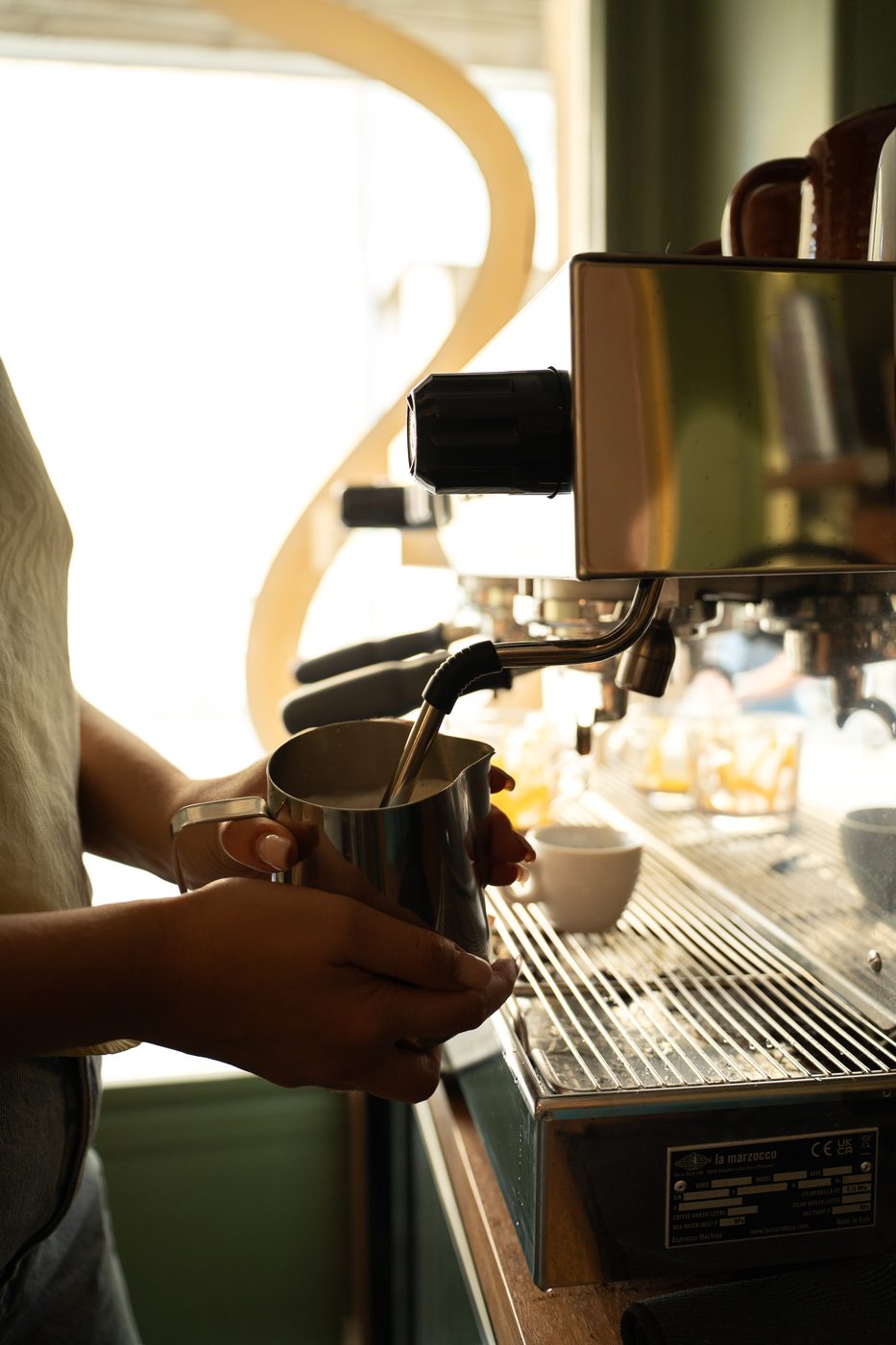 Préparation d'un café à la machine La Marzocco au Concept Café Chartres