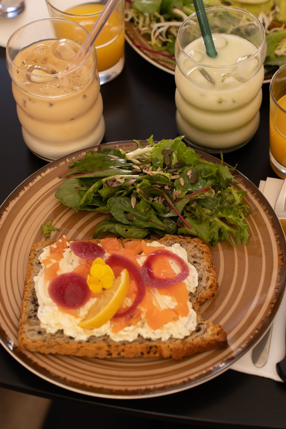 Table de brunch avec tartines et boissons au Concept Café Chartres