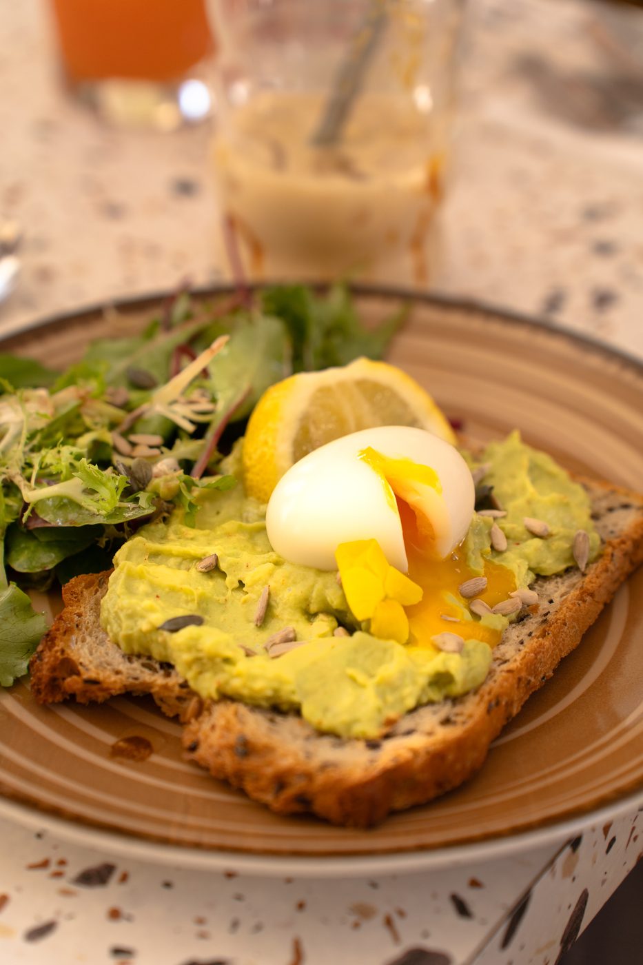Tartine avocat et œuf mollet du brunch au Concept Café Chartres