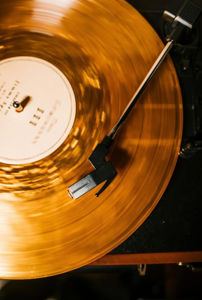 Vinyle qui tourne au Concept Café Chartres, sessions du samedi